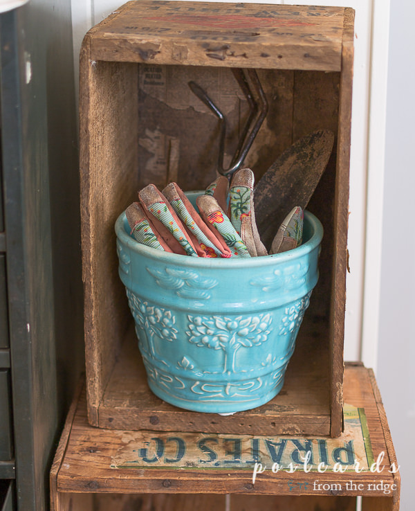 Garden-inspired decor. Love all of these easy ways to add some garden-inspired decor to your home! #homedecor #gardendecor #cottagedecor #vintagedecor vintage aqua apple tree planter